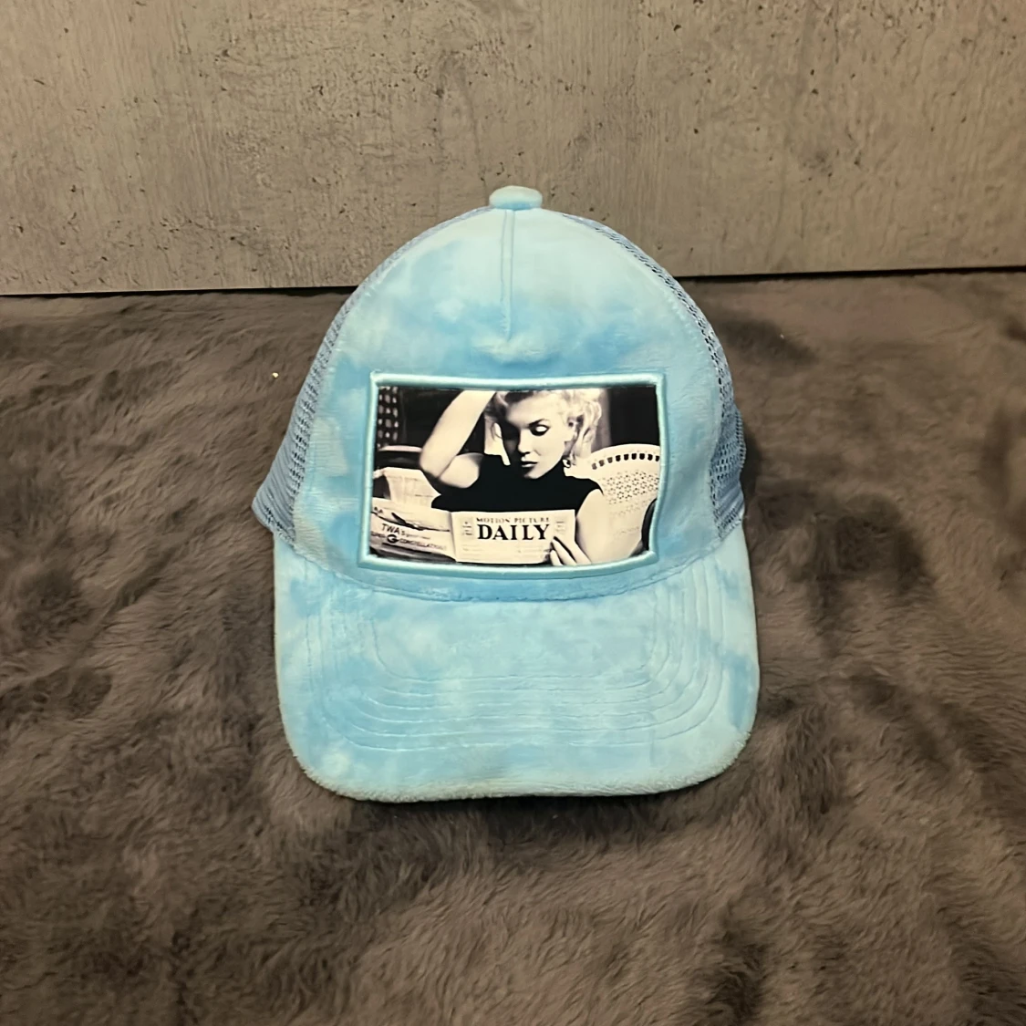 Jag säljer en blå skön keps