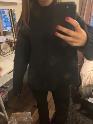 Stickad polo tröja - Mörkblå stickad polotröja med slits i sidorna