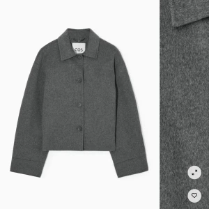 Grå ulljacka från COS - Superfin grå jacka från COS i ullblandning med klassisk krage och raka linjer