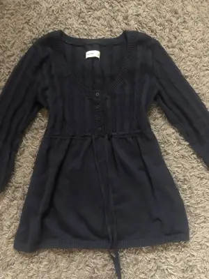 Säljer en så snygg babydoll tröja från hollister🥰Hör av dig vid minsta lilla fråga! 