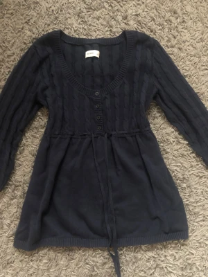 Mörkblå kofta från Hollister - Säljer en så snygg babydoll tröja från hollister🥰Hör av dig vid minsta lilla fråga! 