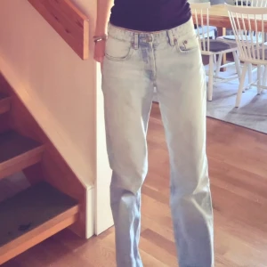 Ljusblåa jeans  - Jätte snygga ljusblåa jeans som tyvärr har blivit för små. De är straight leg. Och har knappgylf. Väldigt sköna. Fungerar perfekt som low waist och mid waist. Ca 75 cm runt linningen och innerbens längden är ca 80cm. Typ storlek xs/34. Pris kan diskuteras🥰