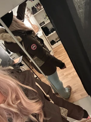 Canada Goose Dam - Jätte snygg äkta canada goose jacka i en lite äldre dam modell ⭐️ Sitter super fint på mig som är S, men även på XS och säkert på M 😍 Använt skick men inga större defekter, ett litet omärkbart hål brevid vänster ficka ö, och lite trådar som också är omärkbara på vänster arm. (Sista bilderna inkluderar defekterna) Pälsen går att ta av / byta ut. Super varm och skön till höst / vinter 💕❄️ Hör av dig vid funderingar!