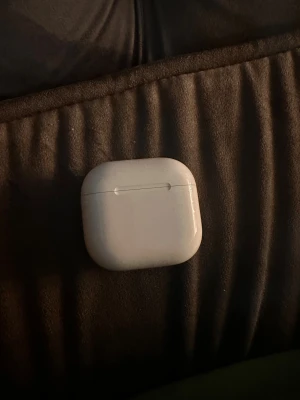 Apple AirPods 4 - Säljer ett par Apple AirPods (2nd gen) med laddningsetui. Hörlurarna och etuiet är i gott skick med endast mindre spår av användning. Perfekt för trådlös musik och samtal. Levereras rengjorda och redo att användas. Kommer med låda