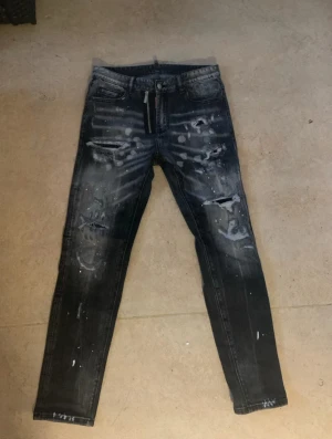 Dsquared2 Jeans - Säljer ett par fina Dsquared2 Jeans då jag inte använder de längre. Är i mycket bra skick. Använd ett fåtal gånger