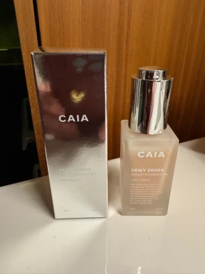 CAIA Dewy Drops Serum Foundation 10C - Tjejen har köpt fel nyans och säljer nu sin CAIA Dewy Drops Serum Foundation i nyansen 10C, 30 ml. Endast använt ett pump- tryck så helt ny!