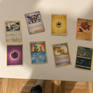 Pokémonkort - Blandad samling - Upptäck en cool samling Pokémonkort med både energikort, tränarkort och flera olika Pokémon! Perfekt för dig som vill börja samla eller bygga din egen lek. Färgglada motiv och populära karaktärer gör dessa kort till ett måste för alla Pokémonfans.
