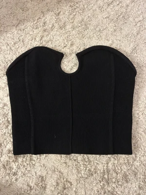 Tub topp med detalj - Snygg och enkel tubtopp med liten detalj vid bröstet💕ganska stor i storleken