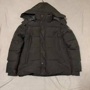 Svart pufferjacka från Canada Goose - Används i några veckor. Den är nästan helt ny. Fraktas samma dag som köpet. NFC fungerar på jackan. Storlek S. 