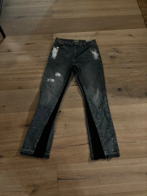 Gallery dept jeans flared - Coola och pain splatter designs på jeansen  framme och där bak de är i väldigt fint skick och kan diskutera pris privat 