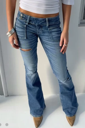 Lowwaist bootcut jeans - Slutsålda Gina tricot jeans, nya utan prislapp. Köp nu!