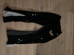 Gallery dept byxor  - Svarta gallery dept byxor i väldigt bra skick och väldigt sköna kan ha de till nästan allt i vardagen och bara om du ska vara hemma och ha något bekvämt på dig skriv privat för mer bilder 😃