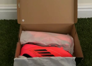 Adidas F50 Vivid Horizon - Fina Adidas F50 Vivid Horizon, perfekt för spelare som vill känna sig extra snabba då skorna inte är lika tunga som andra fotbollsskor. 