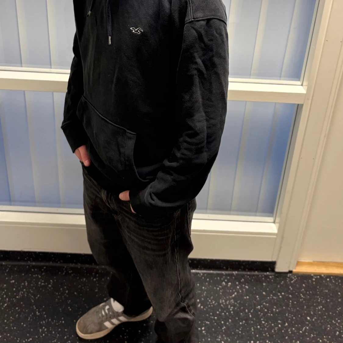 Svart hoddie från Hollister - 3