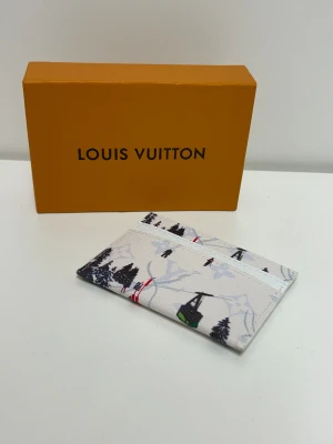 Lv Korthållare - Säljer en helt ny korthållare oanvänd. Fraktar snabbt inom 24h efter köp. Kan även hämtas i Haninge. Skirv gärna vid fler frågor.