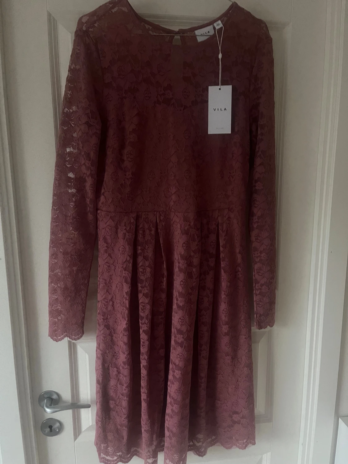 Rosa spetsklänning från Vila