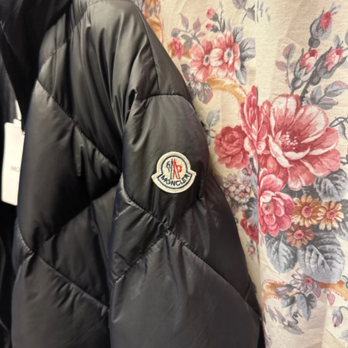Svart Moncler dunjacka med huva - 1