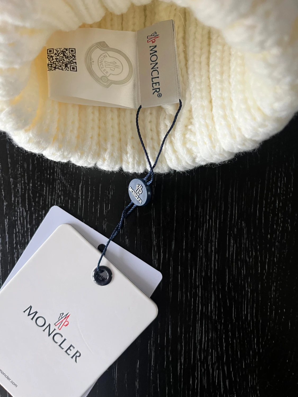 Vit Moncler mössa med pälsboll - 1