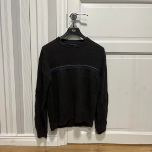 Mörkbrun stickad tröja Tommy Hilfiger - Säljer en mörkbrun stickad tröja från Tommy Hilfiger i storlek M. 