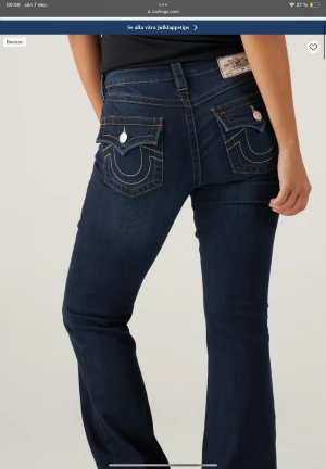 True Religion mörkblå bootcut jeans - Storlek 24.uppsydda så dom passar nån runt 159-164. Model beeka och pris kan diskuteras 💗