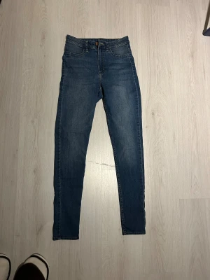 Skinny jeans - Blåa skinny jeans 