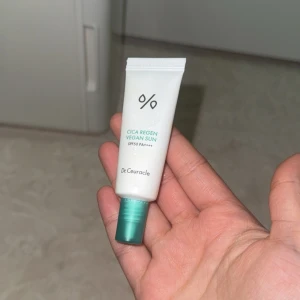 Dr.Ceuracle Cica Regen Vegan Sun SPF50 - Dr.Ceuracle Cica Regen Vegan Sun SPF50 PA++++ är en vegansk solkräm i en smidig tub med mintgrön kork. Perfekt för ansiktet, lätt konsistens och passar dig som vill ha både solskydd och hudvård i ett. Tuben är vit med turkosa detaljer och rymmer 15 ml.