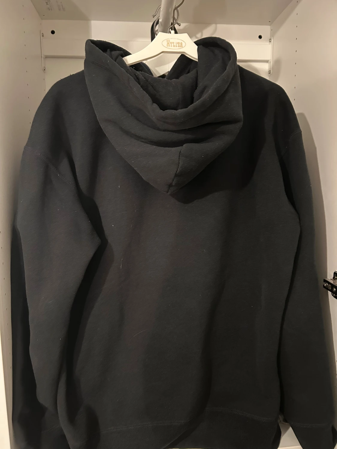 Svart hoodie från Hollister - 1