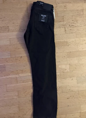 Jack & Jones jeans  - Snygga Jack & Jones jeans i relaxed fit, storlek 34/32. Helt nya med prislapp kvar! Svart färg som passar till allt – bekväma, trendiga och perfekta för både vardag och fest. Passa på!