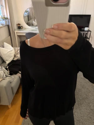 Svart långärmad tröja från Zara - Svart långärmad tröja från Zara i storlek S. Tröjan har en rundad halsringning och är tillverkad i mjukt material som känns skönt mot huden. Enkel och stilren design som funkar till många olika looks. Perfekt för dig som gillar minimalistiskt och cleant.