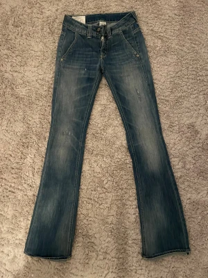 Dondup bootcut jeans - Säljer ett par jätte snygga dondup jeans med en lågmidjade bootcut passform. Midjemått: 32cm, Innerbenslängden: 85cm. Skriv gärna vid fler frågor!!❤️❤️