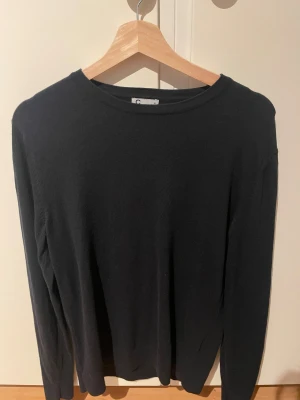 Svart stickad tröja från Cubus storlek M - En stilren svart stickad tröja från Cubus i storlek M. Tröjan har rund halsringning och långa ärmar, perfekt för dig som gillar enkel och clean look. Materialet är mjukt och skönt mot huden, och passformen är normal. Helt ny och bra passform🌟
