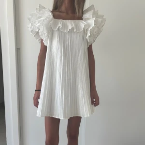 Vit plisserad kortklänning med volang - Så fin och eftertraktad klänning från Zara!! 💓💓
