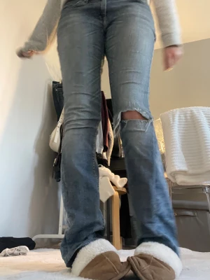 Jeans med hål  - Säljer dessa supersnygga jeans med hål i då dom inte längre kommer till användning skriv för fler bilder o mått💗