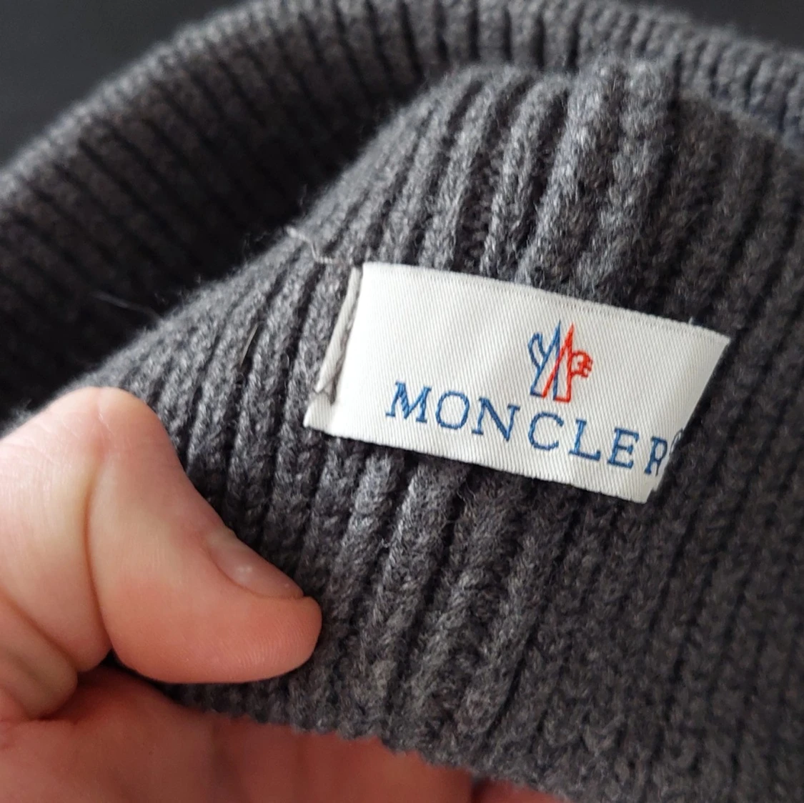 Grå ribbad mössa från Moncler - 2