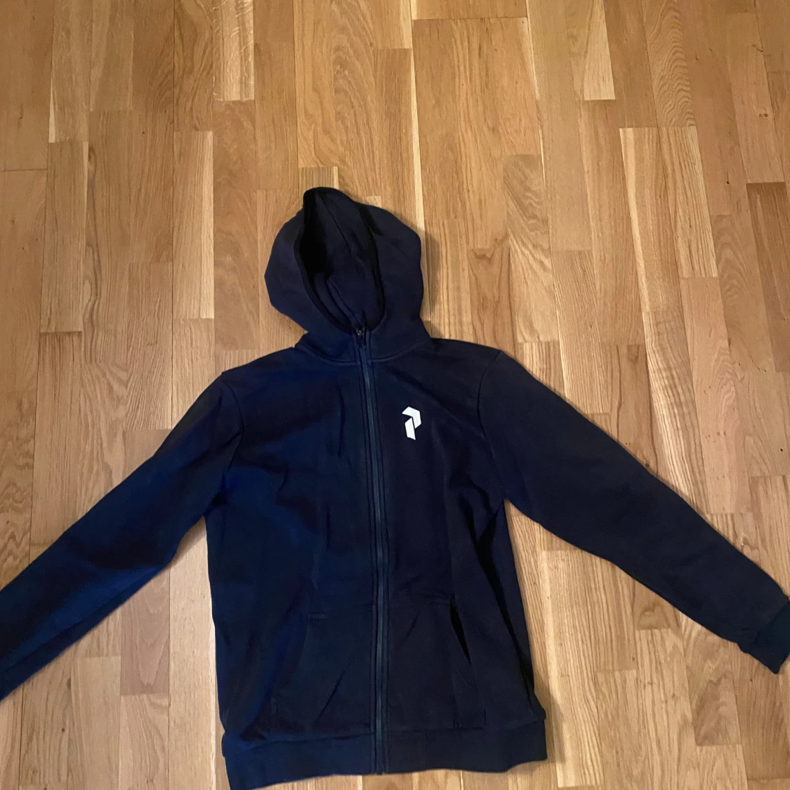 Mörkblå zip hoodie från Peak Performance