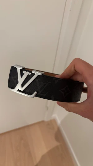 Bälte - Stillrent bölte i svart, hålslagare tillkommer 