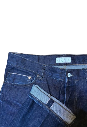 Selvedge Jeans The Tailoring Club - Snygga selvedge jeans från märket The Tailoring Club i storlek 32. Jeansen är använda ett fåtal gånger, men så gott som nyskick, enda defekten är att vänster sidsöm är lite skadad (sista bilden), annars otroligt fina jeans. Mått: ytterben=110 cm, innerben=85 cm, midja=42,5 cm, benöppning=18 cm. Skicka gärna meddelande vid funderingar!