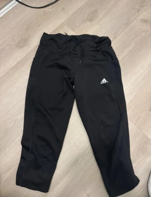 Adidasleggings i tre kvarts modell - Jättefint skick!