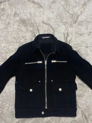 Overshirt från Big Star - Sällsynt Svart duffle coat från Big Star. Jackan är nästan i nytt skick, storlek S. Lätt fodrad på insidan perfekt för kyligare dagar. Passar dig mellan 173-182 ungefär. Hör av er vid frågor. 