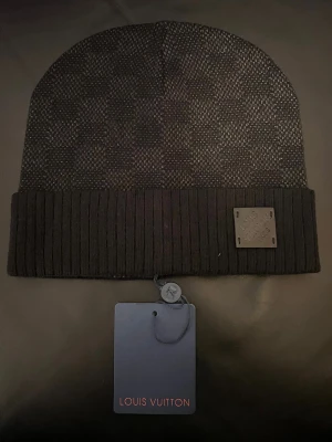 Svart Mössa - Helt ny