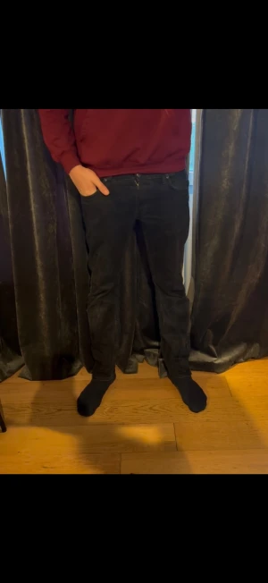 Lee - Säljer dessa snygga svarta Lee jeans! Jeansen är i riktigt fint skick och har endast en liten defekt, läderlappen där bak har lossnat i en kant! Pris :-199 retail :- 900