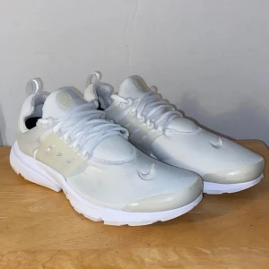 Nike Prestos - Vita Nike prestos helt ny skick säljs på grund av bytt stil. Tillverkas inte längre. PRIS DISKUTERAS