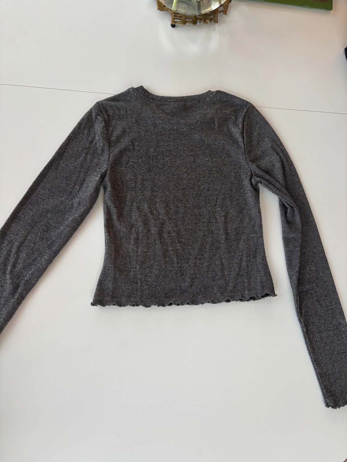 Grå glittrig tröja