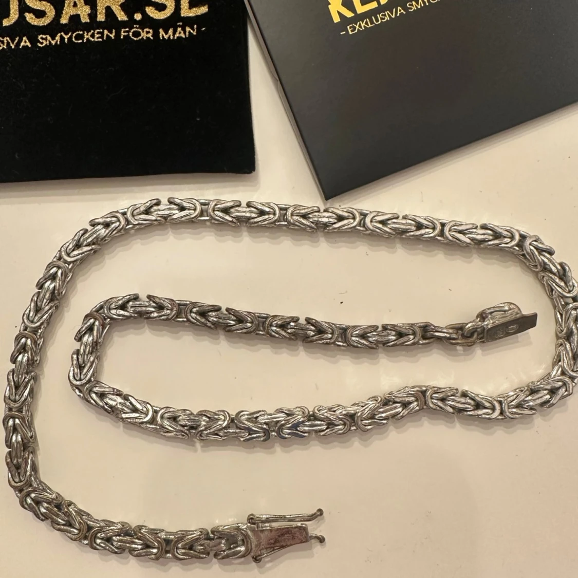 Silverfärgat halsband från Kejsar.se