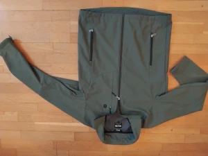 Grön vindjacka från 8848 Altitude - Snygg grön vindjacka från 8848 Altitude i storlek L. Jackan har två vertikala fickor med dragkedja på bröstet, hög krage och stilren design. Materialet är syntet och insidan har mesh för extra komfort. Perfekt för dig som gillar outdoor och streetstyle.