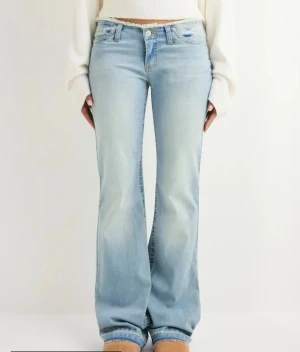 Ljusblåa No Waist Jeans från Nelly - Sitter bekvämt över höften. Utsvängda, ger en smickrande look. Perfekta till både vardag och mer uppklädda outfits. 