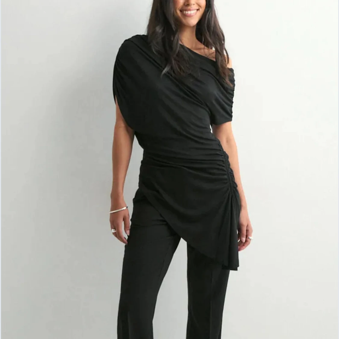 Svart asymmetrisk offshoulder topp