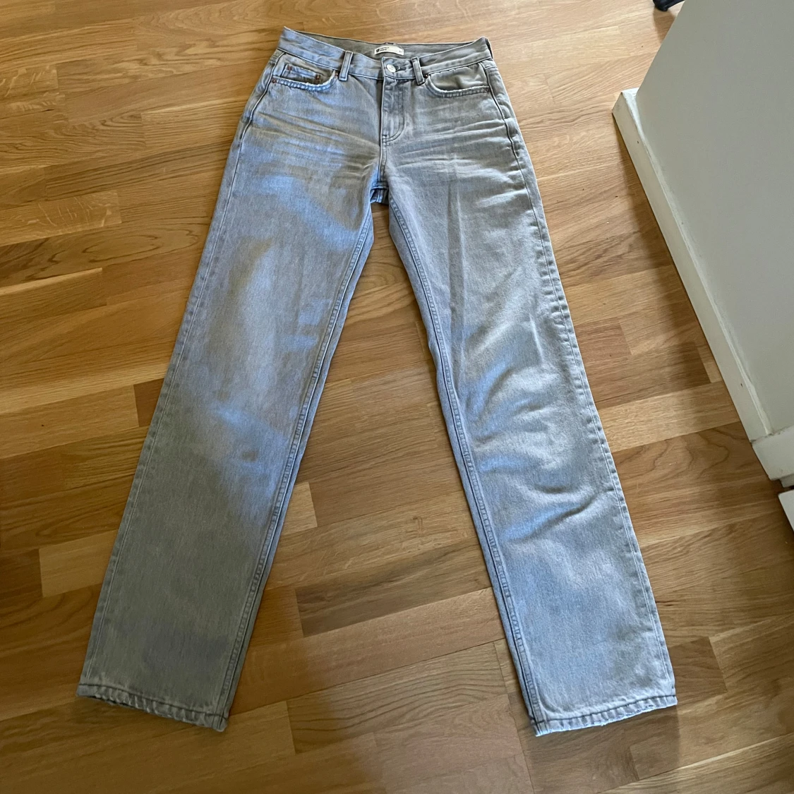 Ljusgrå raka jeans - 2