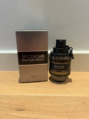 Spicebomb original - Säljer nu spicebomb original 50ml. Det är ungefär 45ml kvar i flaskan.  Inga skador Förvarad mörkt och svalt  Priset kan diskuteras!
