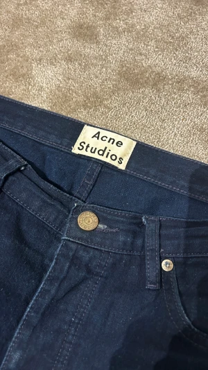 Acne jeans - Acne jeans i mörk blå färg och smått tvättade